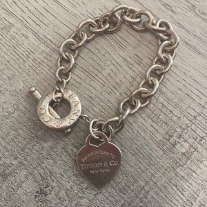 Return to Tiffany™
Heart Tag Toggle Bracelet